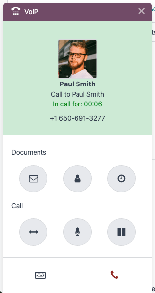 Phone-widgetið opið í símtali og sýnir flýtitáknmyndir sem sölumaður hefur aðgang að.